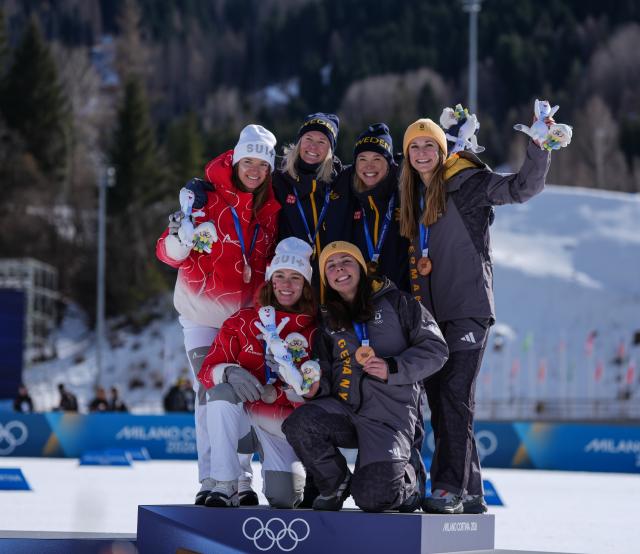 (260218) -- TESERO, Feb. 18, 2026 (Xinhua) -- Gold medalists Jonna Sundling and Maja Dahlqvist of Sweden, silver medalists Nadja Kaelin and Nadine Faehndrich of Switzerland and bronze medalists Laura Gimmler and Coletta Rydzek of Germany pose during the awarding ceremony for the cross-country skiing women's team sprint free at the Milan-Cortina 2026 Olympic Winter Games in Tesero, Italy, Feb. 18, 2026. (Xinhua/Peng Ziyang)