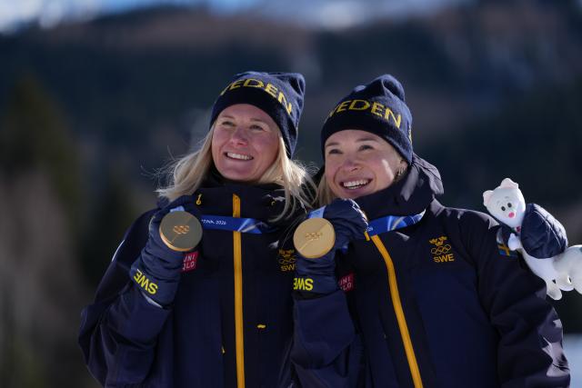 (260218) -- TESERO, Feb. 18, 2026 (Xinhua) -- Gold medalists Jonna Sundling and Maja Dahlqvist of Sweden pose during the awarding ceremony for the cross-country skiing women's team sprint free at the Milan-Cortina 2026 Olympic Winter Games in Tesero, Italy, Feb. 18, 2026. (Xinhua/Peng Ziyang)