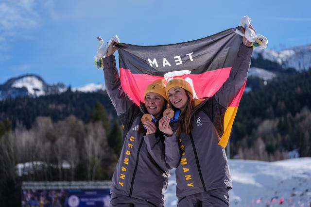 (260218) -- TESERO, Feb. 18, 2026 (Xinhua) -- Bronze medalists Laura Gimmler and Coletta Rydzek of Germany pose during the awarding ceremony for the cross-country skiing women's team sprint free at the Milan-Cortina 2026 Olympic Winter Games in Tesero, Italy, Feb. 18, 2026. (Xinhua/Peng Ziyang)