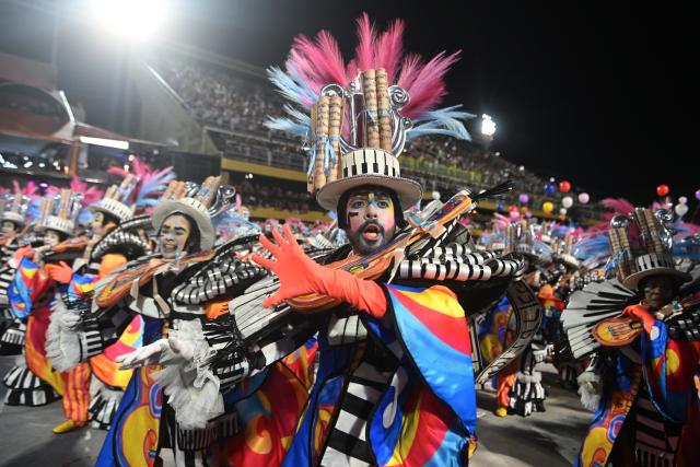 (260218) -- RIO DE JANEIRO, Feb. 18, 2026 (Xinhua) -- Samba dancers participate in a parade during the Carnival 2026 in Rio de Janeiro, Brazil, Feb. 18, 2026. (Photo by Lucio Tavora/Xinhua)