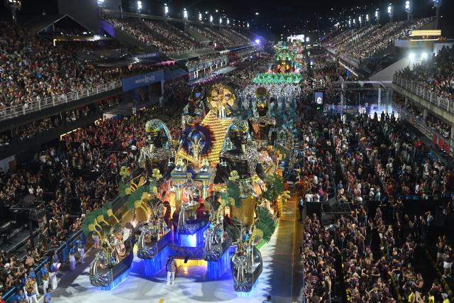 (260218) -- RIO DE JANEIRO, Feb. 18, 2026 (Xinhua) -- Samba dancers participate in a parade during the Carnival 2026 in Rio de Janeiro, Brazil, Feb. 18, 2026. (Photo by Lucio Tavora/Xinhua)