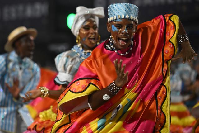 (260218) -- RIO DE JANEIRO, Feb. 18, 2026 (Xinhua) -- Samba dancers participate in a parade during the Carnival 2026 in Rio de Janeiro, Brazil, Feb. 18, 2026. (Photo by Lucio Tavora/Xinhua)