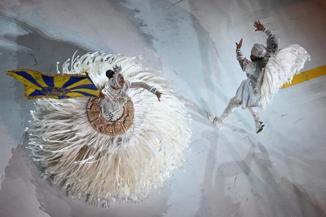 (260218) -- RIO DE JANEIRO, Feb. 18, 2026 (Xinhua) -- Samba dancers participate in a parade during the Carnival 2026 in Rio de Janeiro, Brazil, Feb. 18, 2026. (Photo by Lucio Tavora/Xinhua)
