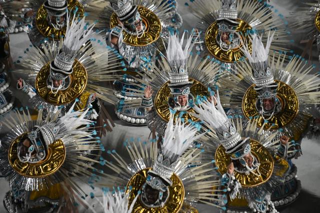 (260218) -- RIO DE JANEIRO, Feb. 18, 2026 (Xinhua) -- Samba dancers participate in a parade during the Carnival 2026 in Rio de Janeiro, Brazil, Feb. 18, 2026. (Photo by Lucio Tavora/Xinhua)