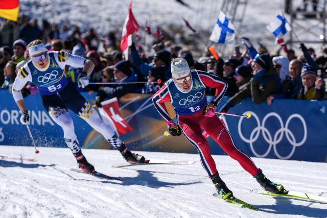 (260218) -- TESERO, Feb. 18, 2026 (Xinhua) -- Johannes Hoesflot Klaebo (R) of Norway competes during the cross-country skiing men's team sprint free final at the Milan-Cortina 2026 Olympic Winter Games in Tesero, Italy, Feb. 18, 2026. (Xinhua/Peng Ziyang)