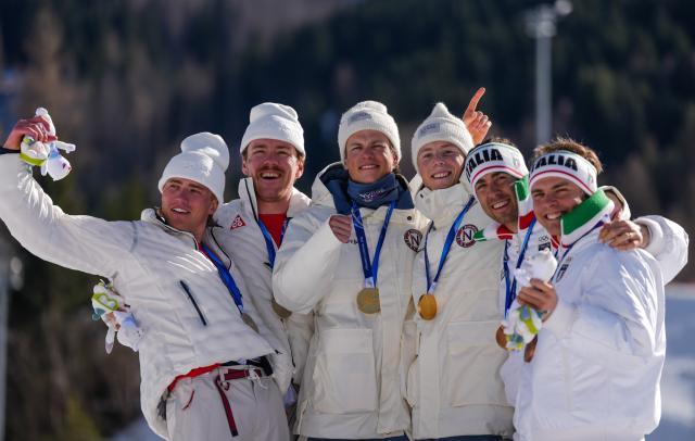 (260218) -- TESERO, Feb. 18, 2026 (Xinhua) -- Gold medalists Einar Hedegart and Johannes Hoesflot Klaebo of Norway, silver medalists Ben Ogden and Gus Schumacher of the United States and bronze medalists Elia Barp and Federico Pellegrino of Italy pose during the awarding ceremony for the cross-country skiing men's team sprint free at the Milan-Cortina 2026 Olympic Winter Games in Tesero, Italy, Feb. 18, 2026. (Xinhua/Peng Ziyang)