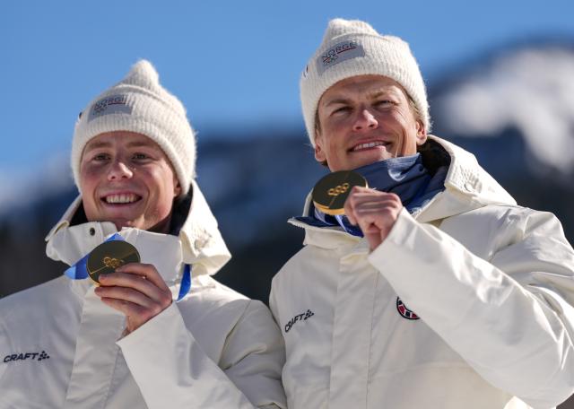 (260218) -- TESERO, Feb. 18, 2026 (Xinhua) -- Gold medalists Einar Hedegart and Johannes Hoesflot Klaebo of Norway pose during the awarding ceremony for the cross-country skiing men's team sprint free at the Milan-Cortina 2026 Olympic Winter Games in Tesero, Italy, Feb. 18, 2026. (Xinhua/Peng Ziyang)
