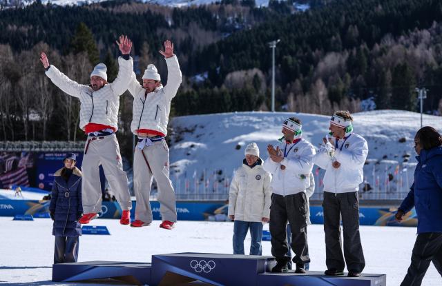 (260218) -- TESERO, Feb. 18, 2026 (Xinhua) -- Silver medalists Ben Ogden and Gus Schumacher of the United States react during the awarding ceremony for the cross-country skiing men's team sprint free at the Milan-Cortina 2026 Olympic Winter Games in Tesero, Italy, Feb. 18, 2026. (Xinhua/Peng Ziyang)