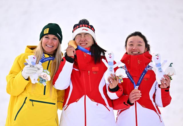 (260218) -- LIVIGNO, Feb. 18, 2026 (Xinhua) -- Gold medalist Xu Mengtao (C) of China, silver medalist Danielle Scott (L) of Australia and bronze medalist Shao Qi of China pose during the awarding ceremony for the freestyle skiing women's aerials at the Milan-Cortina 2026 Olympic Winter Games in Livigno, Italy, Feb. 18, 2026. (Xinhua/Zhang Hongxiang)