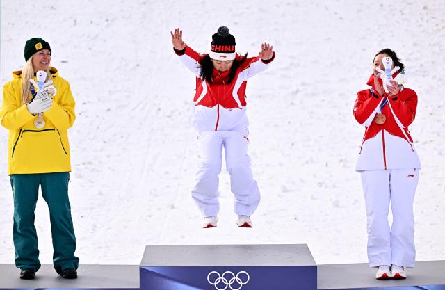 (260218) -- LIVIGNO, Feb. 18, 2026 (Xinhua) -- Gold medalist Xu Mengtao (C) of China reacts during the awarding ceremony for the freestyle skiing women's aerials at the Milan-Cortina 2026 Olympic Winter Games in Livigno, Italy, Feb. 18, 2026. (Xinhua/Zhang Hongxiang)