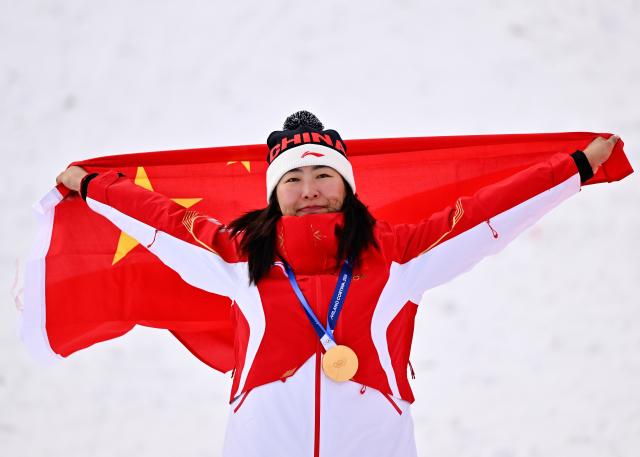 (260218) -- LIVIGNO, Feb. 18, 2026 (Xinhua) -- Gold medalist Xu Mengtao of China reacts during the awarding ceremony for the freestyle skiing women's aerials at the Milan-Cortina 2026 Olympic Winter Games in Livigno, Italy, Feb. 18, 2026. (Xinhua/Zhang Hongxiang)