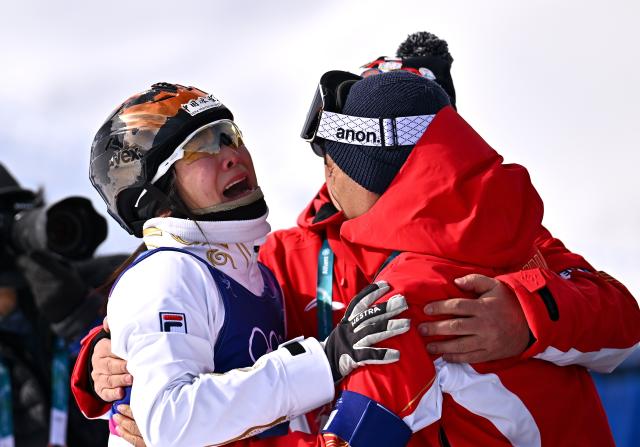 (260218) -- LIVIGNO, Feb. 18, 2026 (Xinhua) -- Xu Mengtao (L) of China reacts after the freestyle skiing women's aerials final 2 at the Milan-Cortina 2026 Olympic Winter Games in Livigno, Italy, Feb. 18, 2026. (Xinhua/Zhang Hongxiang)