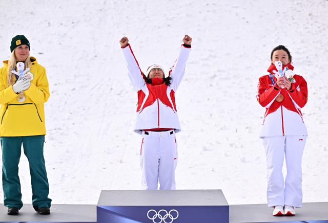(260218) -- LIVIGNO, Feb. 18, 2026 (Xinhua) -- Gold medalist Xu Mengtao (C) of China reacts during the awarding ceremony for the freestyle skiing women's aerials at the Milan-Cortina 2026 Olympic Winter Games in Livigno, Italy, Feb. 18, 2026. (Xinhua/Zhang Hongxiang)