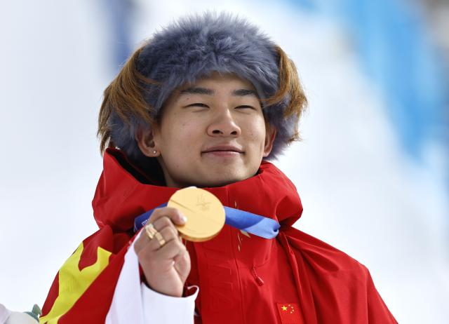 (260218) -- LIVIGNO, Feb. 18, 2026 (Xinhua) -- Su Yiming of China shows his medal after the awarding ceremony for the snowboard men's slopestyle at the Milan-Cortina 2026 Olympic Winter Games in Livigno, Italy, Feb. 18, 2026. (Xinhua/Wang Peng)