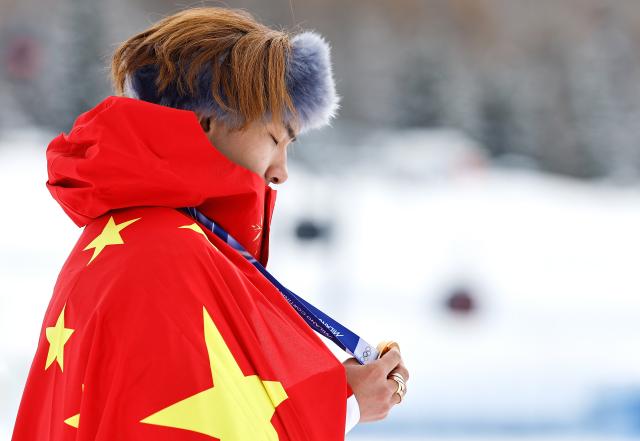 (260218) -- LIVIGNO, Feb. 18, 2026 (Xinhua) -- Su Yiming of China looks at his medal after the awarding ceremony for the snowboard men's slopestyle at the Milan-Cortina 2026 Olympic Winter Games in Livigno, Italy, Feb. 18, 2026. (Xinhua/Wang Peng)