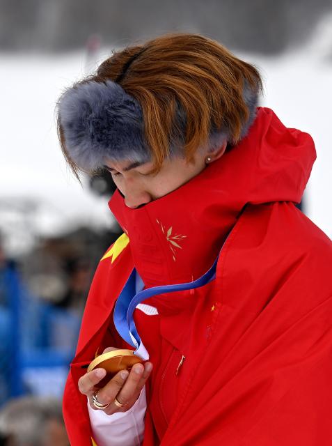 (260218) -- LIVIGNO, Feb. 18, 2026 (Xinhua) -- Su Yiming of China looks at his medal after the awarding ceremony for the snowboard men's slopestyle at the Milan-Cortina 2026 Olympic Winter Games in Livigno, Italy, Feb. 18, 2026. (Xinhua/Xia Yifang)
