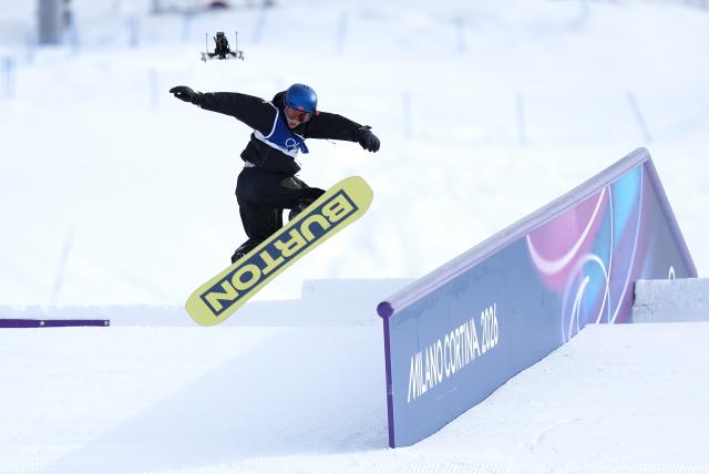 (260218) -- LIVIGNO, Feb. 18, 2026 (Xinhua) -- Su Yiming of China competes during the snowboard men's slopestyle final at the Milan-Cortina 2026 Olympic Winter Games in Livigno, Italy, Feb. 18, 2026. (Xinhua/Xia Yifang)