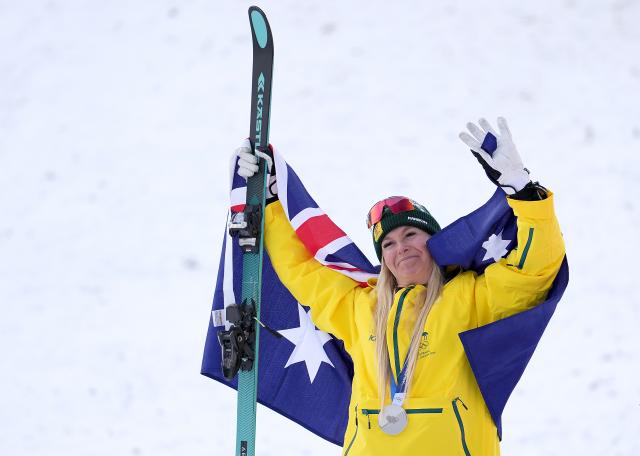 (260218) -- LIVIGNO, Feb. 18, 2026 (Xinhua) -- Silver medalist Danielle Scott of Australia waves during the awarding ceremony of the freestyle skiing women's aerials at the Milan-Cortina 2026 Olympic Winter Games in Livigno, Italy, Feb. 18, 2026. (Xinhua/Hu Chao)