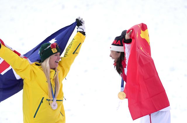 (260218) -- LIVIGNO, Feb. 18, 2026 (Xinhua) -- Gold medalist Xu Mengtao (R) of China and silver medalist Danielle Scott of Australia interact during the awarding ceremony of the freestyle skiing women's aerials at the Milan-Cortina 2026 Olympic Winter Games in Livigno, Italy, Feb. 18, 2026. (Xinhua/Hu Chao)