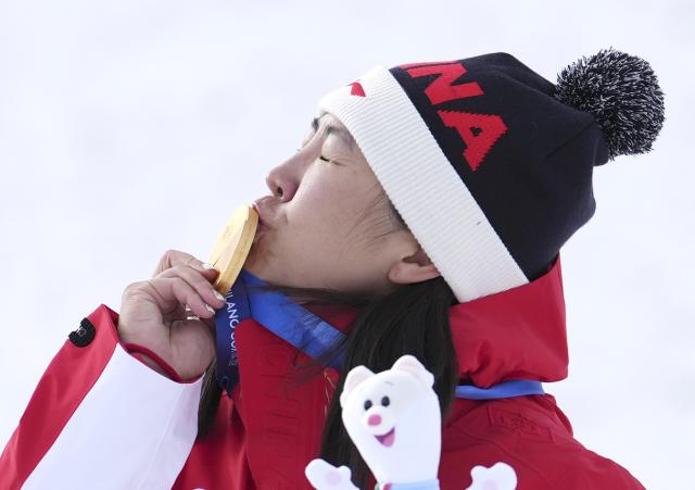 (260218) -- LIVIGNO, Feb. 18, 2026 (Xinhua) -- Gold medalist Xu Mengtao of China kisses her medal during the awarding ceremony of the freestyle skiing women's aerials at the Milan-Cortina 2026 Olympic Winter Games in Livigno, Italy, Feb. 18, 2026. (Xinhua/Hu Chao)