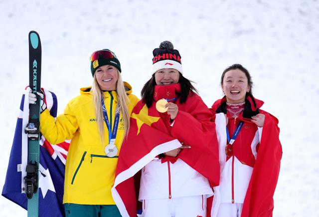 (260218) -- LIVIGNO, Feb. 18, 2026 (Xinhua) -- Gold medalist Xu Mengtao (C) of China, silver medalist Danielle Scott (L) of Australia and bronze medalist Shao Qi of China pose for photos during the awarding ceremony of the freestyle skiing women's aerials at the Milan-Cortina 2026 Olympic Winter Games in Livigno, Italy, Feb. 18, 2026. (Xinhua/Hu Chao)