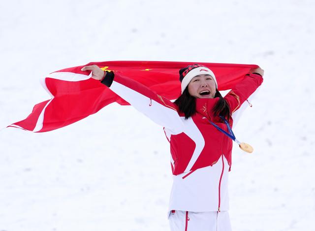(260218) -- LIVIGNO, Feb. 18, 2026 (Xinhua) -- Gold medalist Xu Mengtao of China celebrates after the awarding ceremony of the freestyle skiing women's aerials at the Milan-Cortina 2026 Olympic Winter Games in Livigno, Italy, Feb. 18, 2026. (Xinhua/Hu Chao)