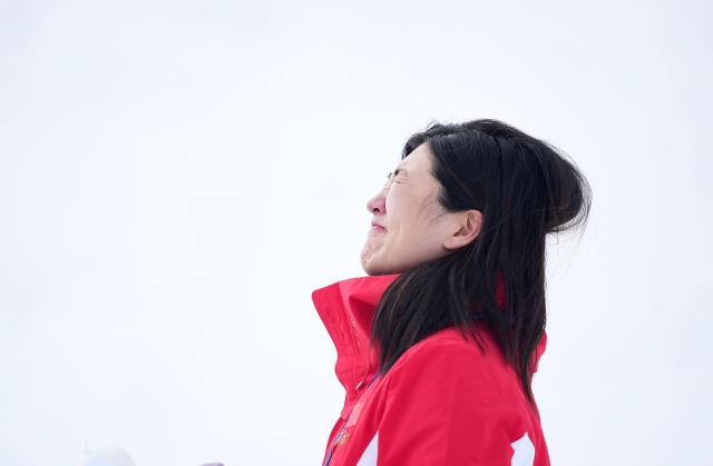 (260218) -- LIVIGNO, Feb. 18, 2026 (Xinhua) -- Gold medalist Xu Mengtao of China weeps during the awarding ceremony of the freestyle skiing women's aerials at the Milan-Cortina 2026 Olympic Winter Games in Livigno, Italy, Feb. 18, 2026. (Xinhua/Hu Chao)