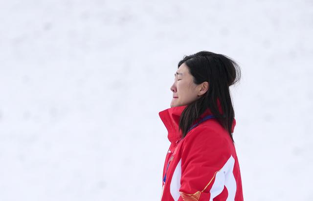 (260218) -- LIVIGNO, Feb. 18, 2026 (Xinhua) -- Gold medalist Xu Mengtao of China weeps during the awarding ceremony of the freestyle skiing women's aerials at the Milan-Cortina 2026 Olympic Winter Games in Livigno, Italy, Feb. 18, 2026. (Xinhua/Hu Chao)