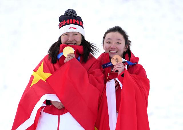 (260218) -- LIVIGNO, Feb. 18, 2026 (Xinhua) -- Gold medalist Xu Mengtao (L) of China and bronze medalist Shao Qi of China pose for photos during the awarding ceremony of the freestyle skiing women's aerials at the Milan-Cortina 2026 Olympic Winter Games in Livigno, Italy, Feb. 18, 2026. (Xinhua/Hu Chao)