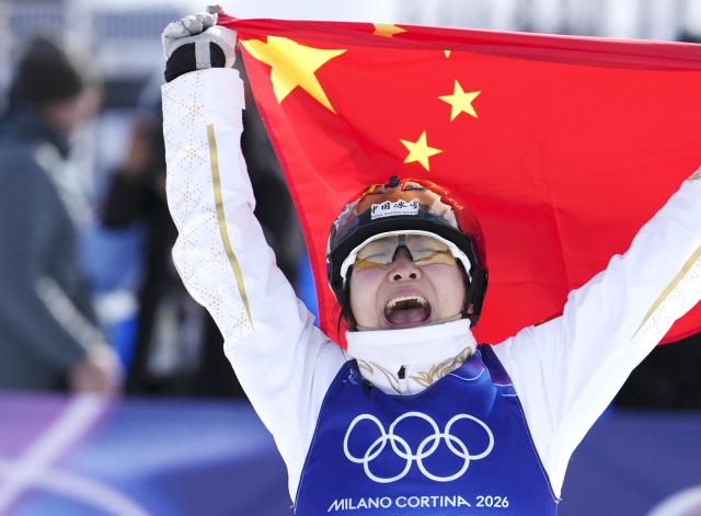 (260218) -- LIVIGNO, Feb. 18, 2026 (Xinhua) -- Xu Mengtao of China celebrates after the freestyle skiing women's aerials final 2 at the Milan-Cortina 2026 Olympic Winter Games in Livigno, Italy, Feb. 18, 2026. (Xinhua/Hu Chao)