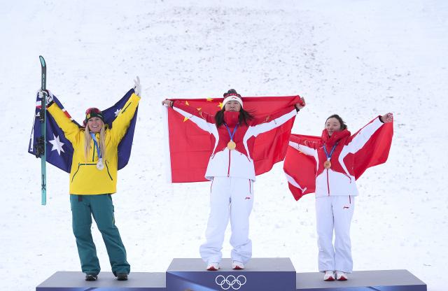(260218) -- LIVIGNO, Feb. 18, 2026 (Xinhua) -- Gold medalist Xu Mengtao (C) of China, silver medalist Danielle Scott (L) of Australia and bronze medalist Shao Qi of China pose for photos during the awarding ceremony of the freestyle skiing women's aerials at the Milan-Cortina 2026 Olympic Winter Games in Livigno, Italy, Feb. 18, 2026. (Xinhua/Hu Chao)