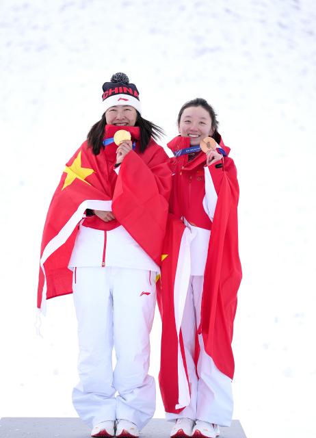 (260218) -- LIVIGNO, Feb. 18, 2026 (Xinhua) -- Gold medalist Xu Mengtao (L) of China and bronze medalist Shao Qi of China pose for photos during the awarding ceremony of the freestyle skiing women's aerials at the Milan-Cortina 2026 Olympic Winter Games in Livigno, Italy, Feb. 18, 2026. (Xinhua/Hu Chao)