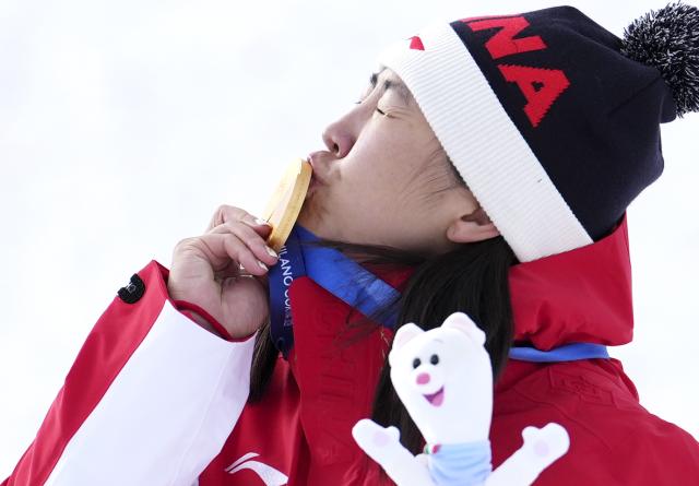 (260218) -- LIVIGNO, Feb. 18, 2026 (Xinhua) -- Gold medalist Xu Mengtao of China kisses her medal during the awarding ceremony of the freestyle skiing women's aerials at the Milan-Cortina 2026 Olympic Winter Games in Livigno, Italy, Feb. 18, 2026. (Xinhua/Hu Chao)