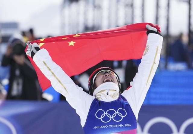 (260218) -- LIVIGNO, Feb. 18, 2026 (Xinhua) -- Xu Mengtao of China celebrates after the freestyle skiing women's aerials final 2 at the Milan-Cortina 2026 Olympic Winter Games in Livigno, Italy, Feb. 18, 2026. (Xinhua/Hu Chao)