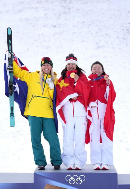 (260218) -- LIVIGNO, Feb. 18, 2026 (Xinhua) -- Gold medalist Xu Mengtao (C) of China, silver medalist Danielle Scott (L) of Australia and bronze medalist Shao Qi of China pose for photos during the awarding ceremony of the freestyle skiing women's aerials at the Milan-Cortina 2026 Olympic Winter Games in Livigno, Italy, Feb. 18, 2026. (Xinhua/Hu Chao)