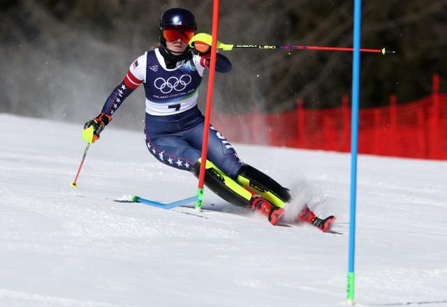 (260218) -- CORTINA D'AMPEZZO, Feb. 18, 2026 (Xinhua) -- Mikaela Shiffrin of the United States competes during the alpine skiing women's slalom run 1 at the Milan-Cortina 2026 Olympic Winter Games in Cortina, Italy, Feb. 18, 2026. (Xinhua/Zhang Chenlin)