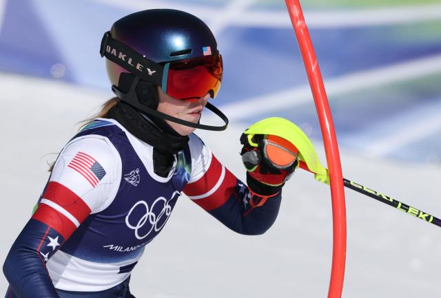 (260218) -- CORTINA D'AMPEZZO, Feb. 18, 2026 (Xinhua) -- Mikaela Shiffrin of the United States competes during the alpine skiing women's slalom run 1 at the Milan-Cortina 2026 Olympic Winter Games in Cortina, Italy, Feb. 18, 2026. (Xinhua/Zhang Chenlin)