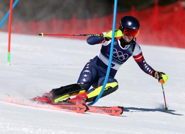 (260218) -- CORTINA D'AMPEZZO, Feb. 18, 2026 (Xinhua) -- Mikaela Shiffrin of the United States competes during the alpine skiing women's slalom run 1 at the Milan-Cortina 2026 Olympic Winter Games in Cortina, Italy, Feb. 18, 2026. (Xinhua/Zhang Chenlin)