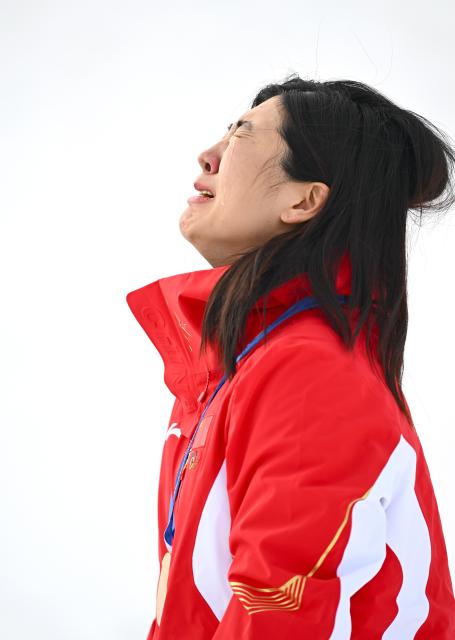 (260218) -- LIVIGNO, Feb. 18, 2026 (Xinhua) -- Gold medalist Xu Mengtao of China weeps during the awarding ceremony of the freestyle skiing women's aerials at the Milan-Cortina 2026 Olympic Winter Games in Livigno, Italy, Feb. 18, 2026. (Xinhua/Zhang Hongxiang)