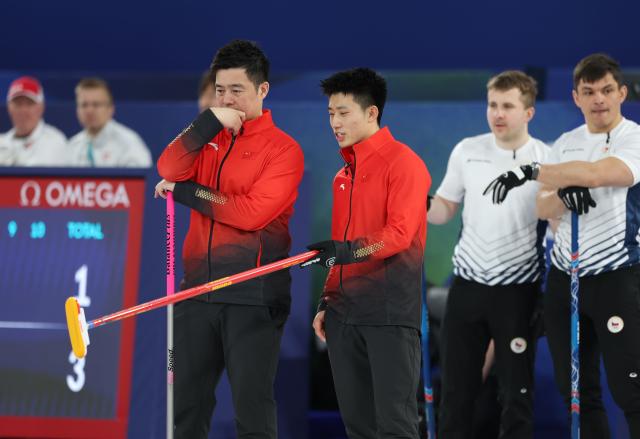 (260218) -- CORTINA D'AMPEZZO, Feb. 18, 2026 (Xinhua) -- Fei Xueqing (2nd L) and Xu Xiaoming (1st L) of China compete during the curling men's round robin session 11 match between the Czech Republic and China at the 2026 Milan-Cortina Winter Olympics in Cortina, Italy, Feb. 18, 2026. (Xinhua/Ding Xu)