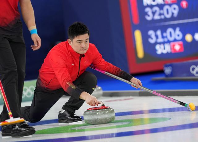 (260218) -- CORTINA D'AMPEZZO, Feb. 18, 2026 (Xinhua) -- Xu Xiaoming of China competes during the curling men's round robin session 11 match between the Czech Republic and China at the 2026 Milan-Cortina Winter Olympics in Cortina, Italy, Feb. 18, 2026. (Xinhua/Li Gang)