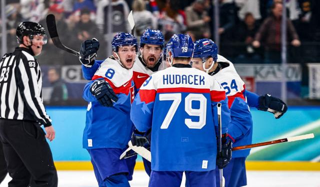 (260218) -- MILAN, Feb. 18, 2026 (Xinhua) -- Players of Slovakia celebrate scoring during the ice hockey men's play-offs quarterfinal between the Slovakia and Germany at the Milan-Cortina 2026 Olympic Winter Games in Milan, Italy, Feb. 18, 2026. (Xinhua/Wang Kaiyan)