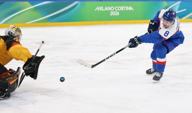 (260218) -- MILAN, Feb. 18, 2026 (Xinhua) -- Oliver Okuliar (R) of Slovakia scores during the ice hockey men's play-offs quarterfinal between the Slovakia and Germany at the Milan-Cortina 2026 Olympic Winter Games in Milan, Italy, Feb. 18, 2026. (Xinhua/Wang Kaiyan)