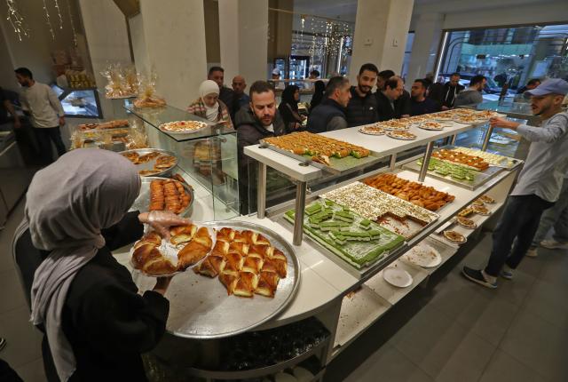 (260218) -- BEIRUT, Feb. 18, 2026 (Xinhua) -- This photo taken on Feb. 18, 2026 shows people buying sweets on the first day of Ramadan in Beirut, Lebanon. (Xinhua/Bilal Jawich)
