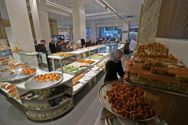 (260218) -- BEIRUT, Feb. 18, 2026 (Xinhua) -- This photo taken on Feb. 18, 2026 shows people buying sweets on the first day of Ramadan in Beirut, Lebanon. (Xinhua/Bilal Jawich)
