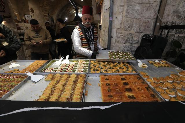 (260218) -- NABLUS, Feb. 18, 2026 (Xinhua) -- Palestinians prepare traditional sweets to sell on the first day of Ramadan in the city of Nablus in the northern West Bank, on Feb. 18, 2026. (Photo by Nidal Eshtayeh/Xinhua)
