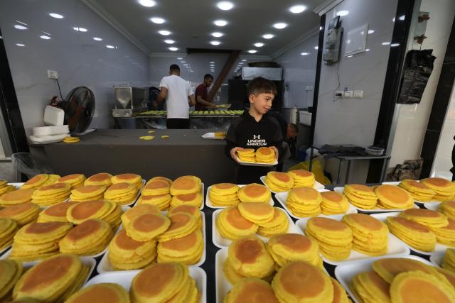(260218) -- NABLUS, Feb. 18, 2026 (Xinhua) -- Palestinians prepare traditional sweets to sell on the first day of Ramadan in the city of Nablus in the northern West Bank, on Feb. 18, 2026. (Photo by Nidal Eshtayeh/Xinhua)