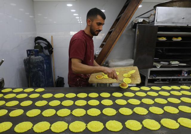 (260218) -- NABLUS, Feb. 18, 2026 (Xinhua) -- A man prepares traditional sweets to sell on the first day of Ramadan in the city of Nablus in the northern West Bank, on Feb. 18, 2026. (Photo by Nidal Eshtayeh/Xinhua)