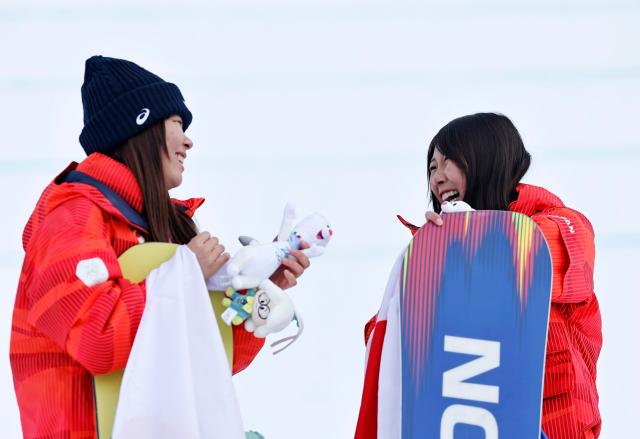 (260218) -- LIVIGNO, Feb. 18, 2026 (Xinhua) -- Gold medalist Fukada Mari (L) of Japan interacts with her teammate, bronze medalist Murase Kokomo, during the awarding ceremony of the snowboard women's slopestyle at the Milan-Cortina 2026 Olympic Winter Games in Livigno, Italy, Feb. 18, 2026. (Xinhua/Wang Peng)