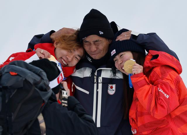 (260218) -- LIVIGNO, Feb. 18, 2026 (Xinhua) -- Fukada Mari (R) of Japan and Su Yiming (L) of China pose for photos after the snowboard women's slopestyle final at the Milan-Cortina 2026 Olympic Winter Games in Livigno, Italy, Feb. 18, 2026. (Xinhua/Wang Peng)